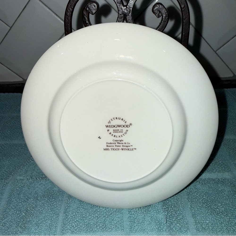 Vintage Wedgwood Beatrix Potter MRS. TIGGY-WINKLE Child's 7" Plate - Picture 2 of 2